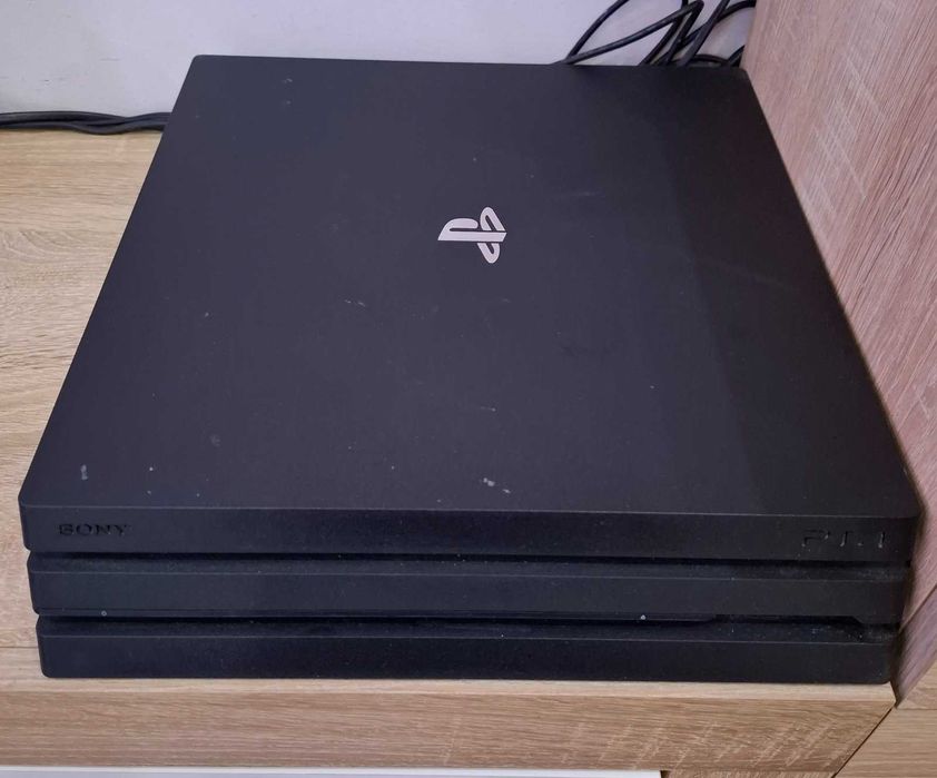 PS 4 pro 1TB с 1джойстик и 8 игри
