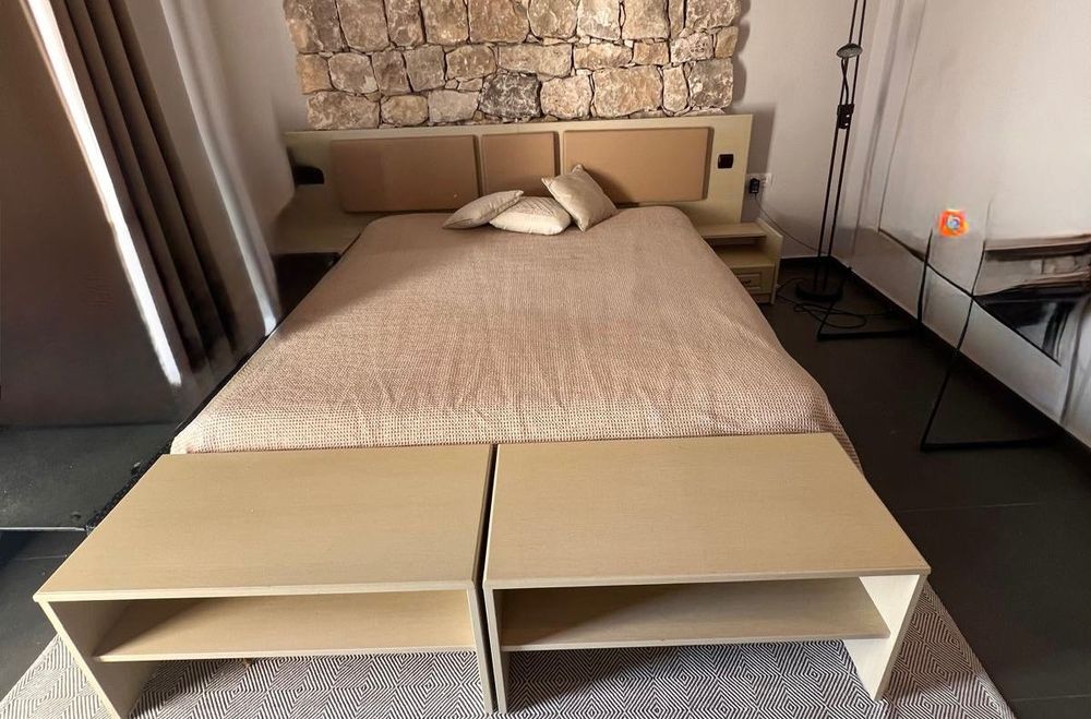 Спалня с две нощни шкафчета