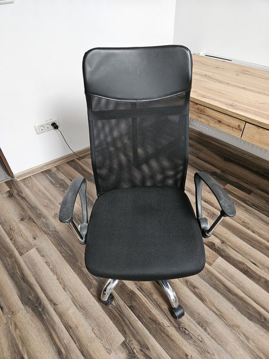 Scaun rotativ negru birou cu picioare crom in stare f buna