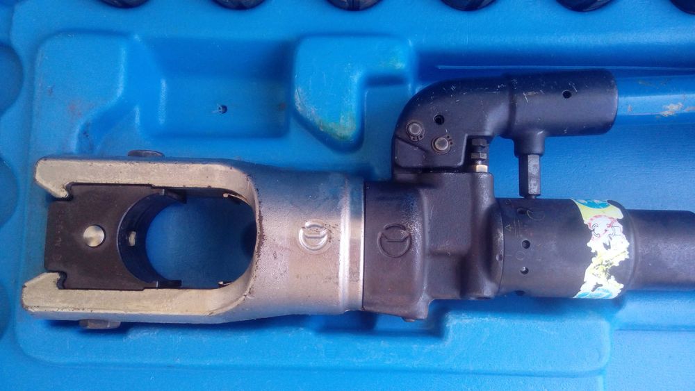 Хидравлична преса за кербоване Cembre HT131-UC с куфар