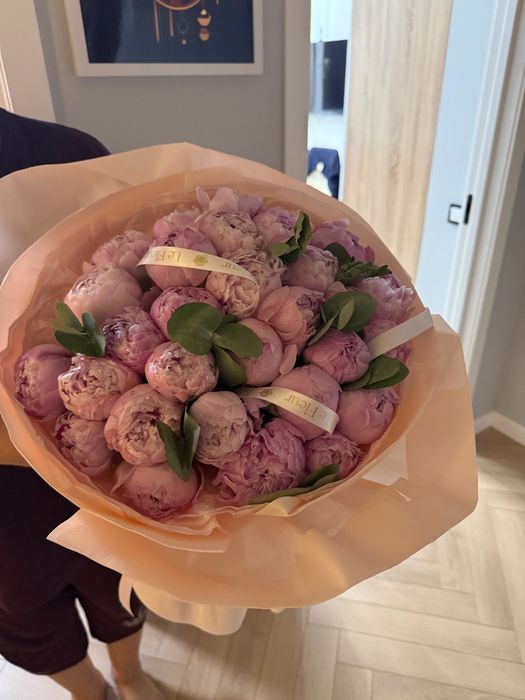 Цветы пионы и розы