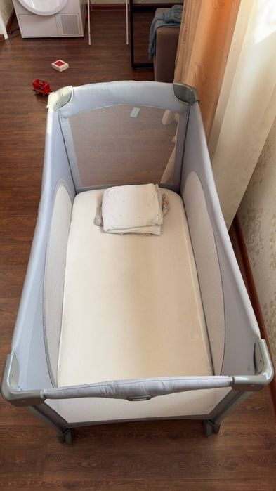Продаю детский манеж-кроватка Joie