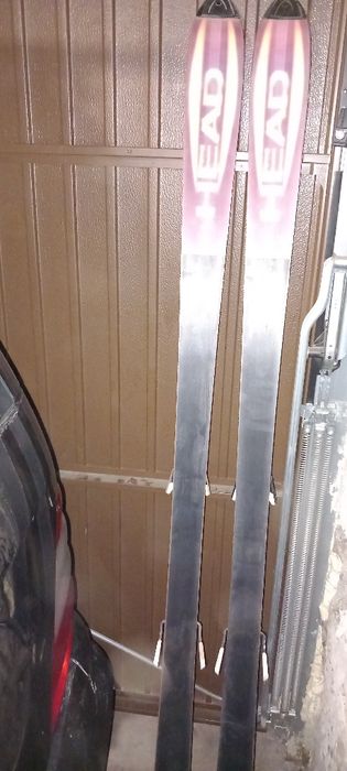 Vând schiuri doua perechi