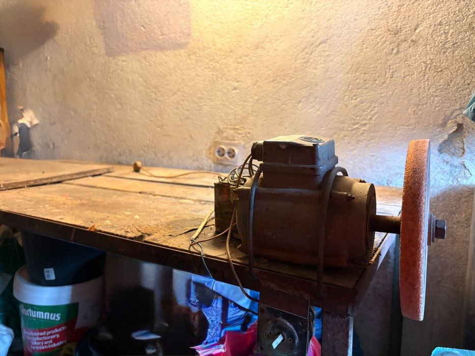 Vând banc cu menghina,polizo,și tesc