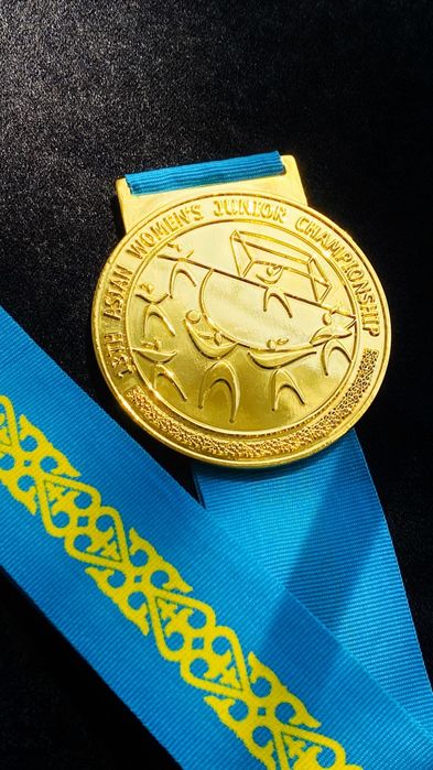 Продам комплект медалей