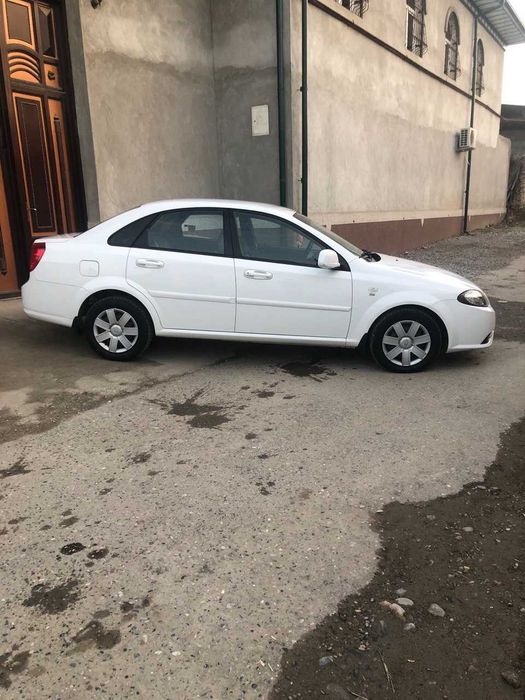 gentra 1 poz ,oq rangli, bir qol minilgan 2018-19y.