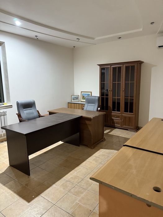 Продам офисни мебил и кресло с шкафим