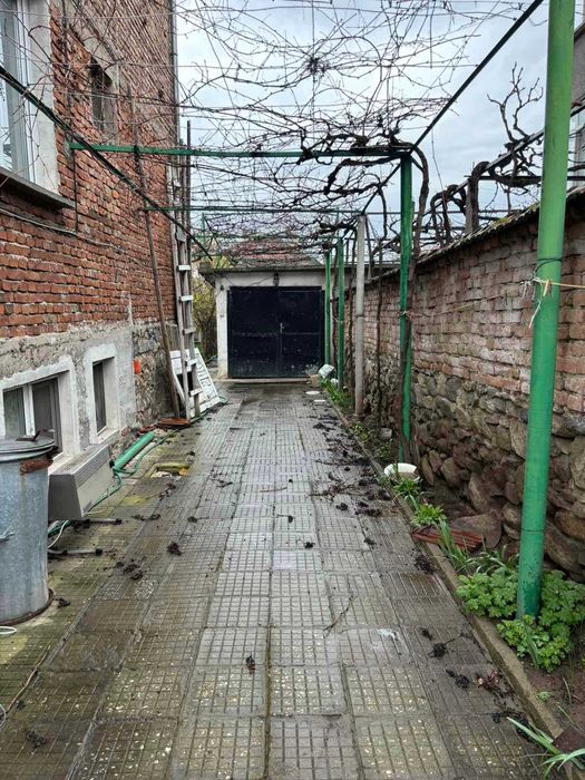 ЕТАЖ от КЪЩА с РЗП 110 кв.м, двор 320 кв.м, град Карлово