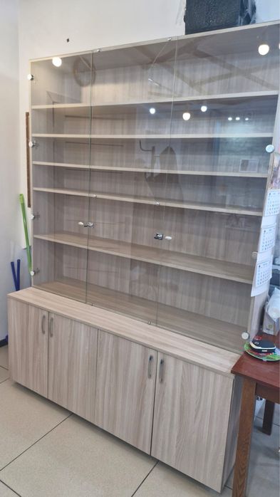 Продам витрину-шкаф