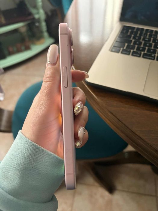 Продавам iPhone 15-pink 128GB
