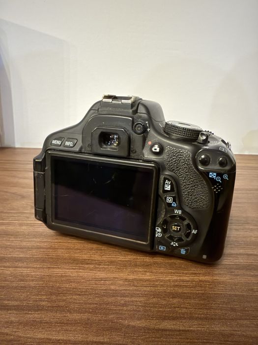 DSLR Canon EOS 600D Kit 18-55mm IS II + Battery Grip + 4 Baterii + Accesorii complet