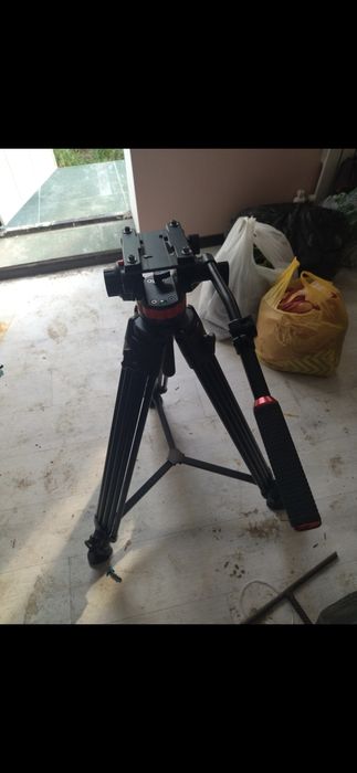 Штатив для видеокамеры