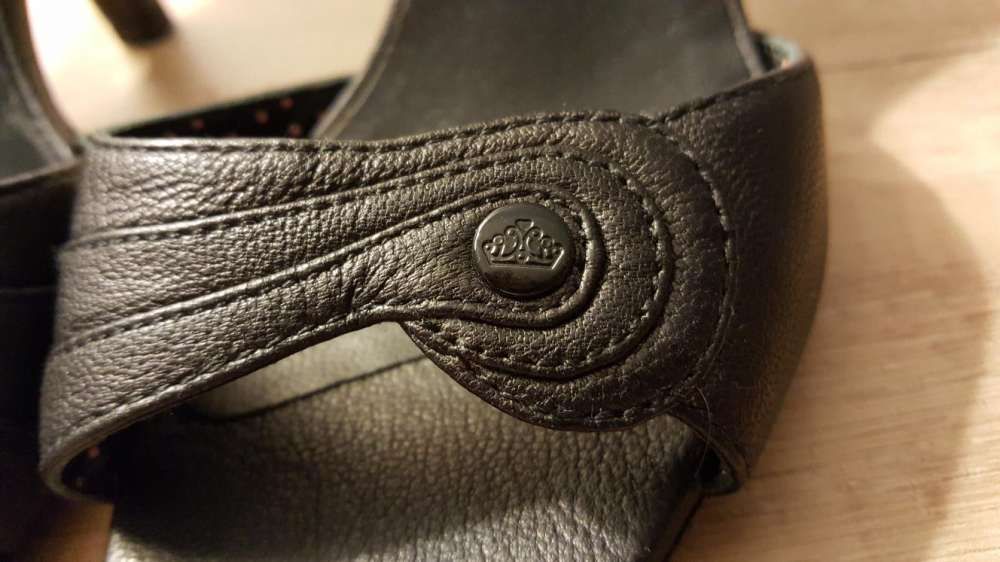 Sandale numar 36 merg chiar si 35 jumate fff mici si delicate