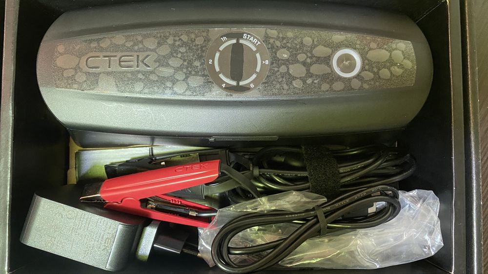 Vand pachet incarcare inteligenta CTEK -baterie+husa/panou solar/cablu