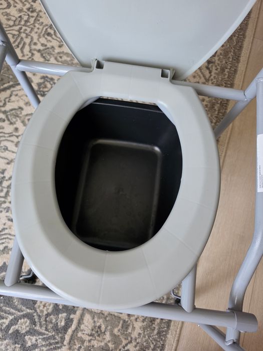 Scaun persoane cu dizabilități și ventuze ajutătoare pentru baie