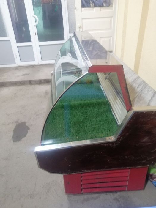 Продаётся витринный холодильник.