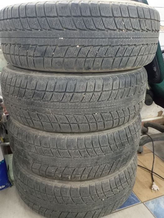 Продам резину липучка 205-70-R15