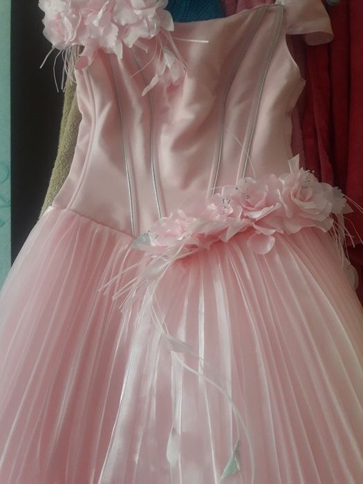 Пышное платье розовое