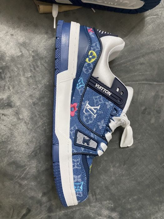 Vand adidasi noi de barbati Louis Vuitton