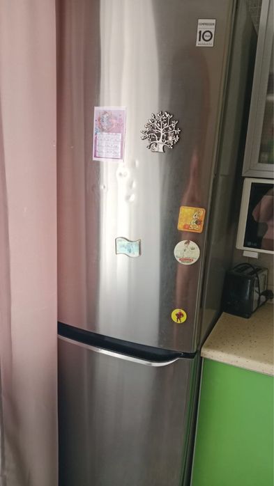 Холодильник серого цвета размером 2,0•60