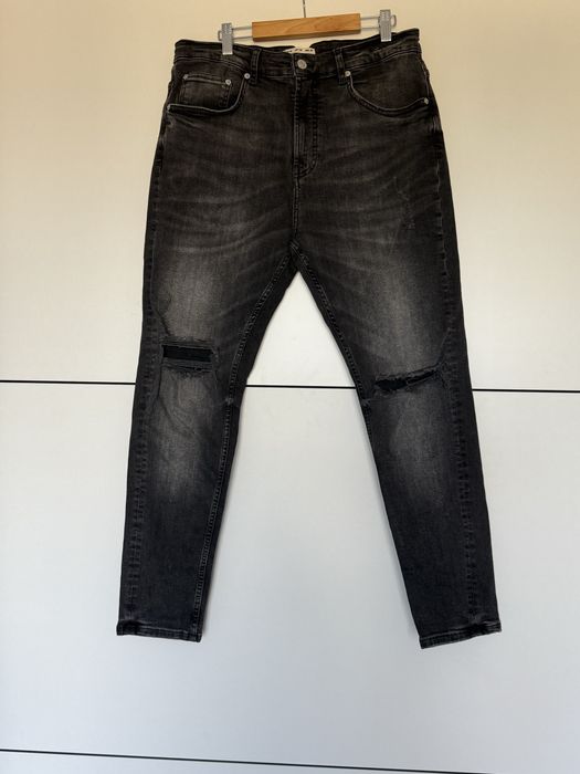 Blugi negri cu ruptura