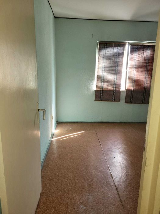 Proprietar vând apartament cu trei camere decomandat