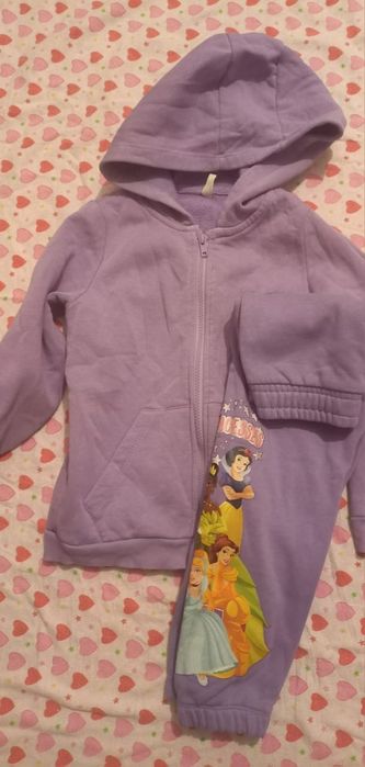 Продаются детские вещи.