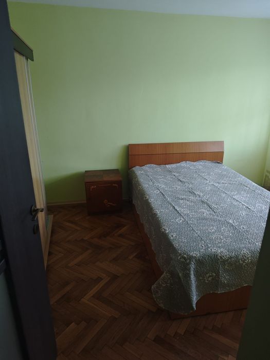 La închiriere,apartament cu trei camere