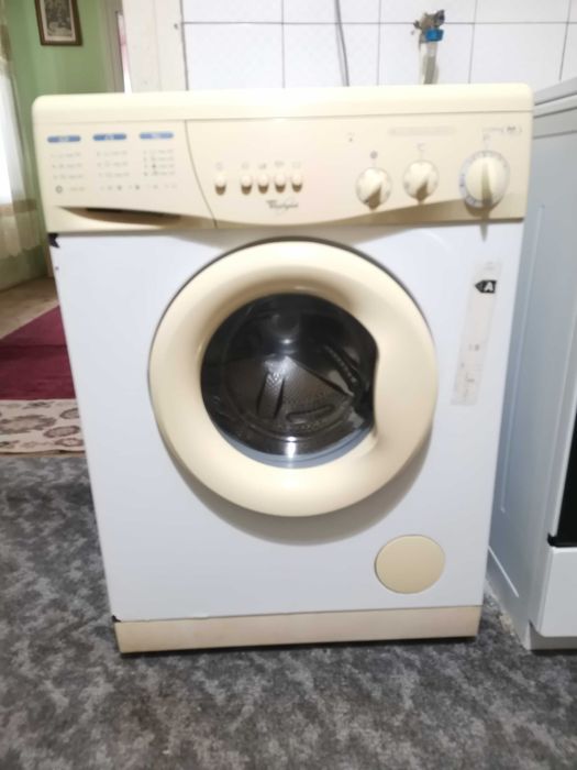 Mașină de spălat cu încărcare frontală Wirpool