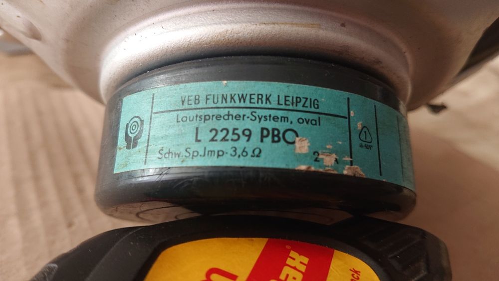 Стар голям висоговорител от лампово радио.