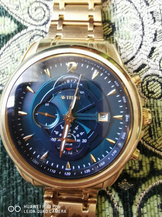 Часовник royal titan watches men
 

По верижката се виждат някакви петна не знам от какво са.