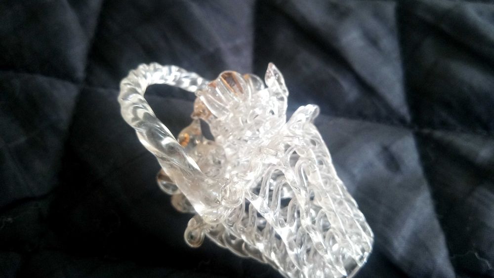 Комплект от два броя порцеланови статуетки и една стъклена кошничка.