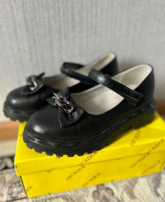 Продам туфли для девочки