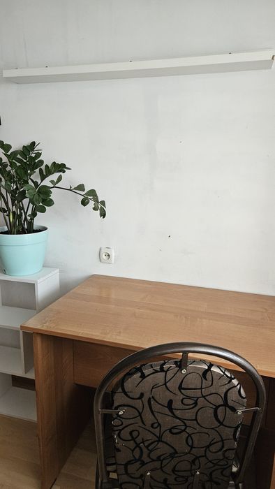 Девушке  в надёжном доме