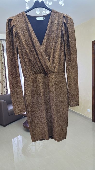 Vând rochie din fir metalizat, marime M