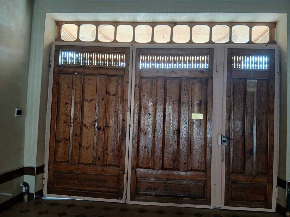 Qarshi shahrida yog'och darvoza sotiladi