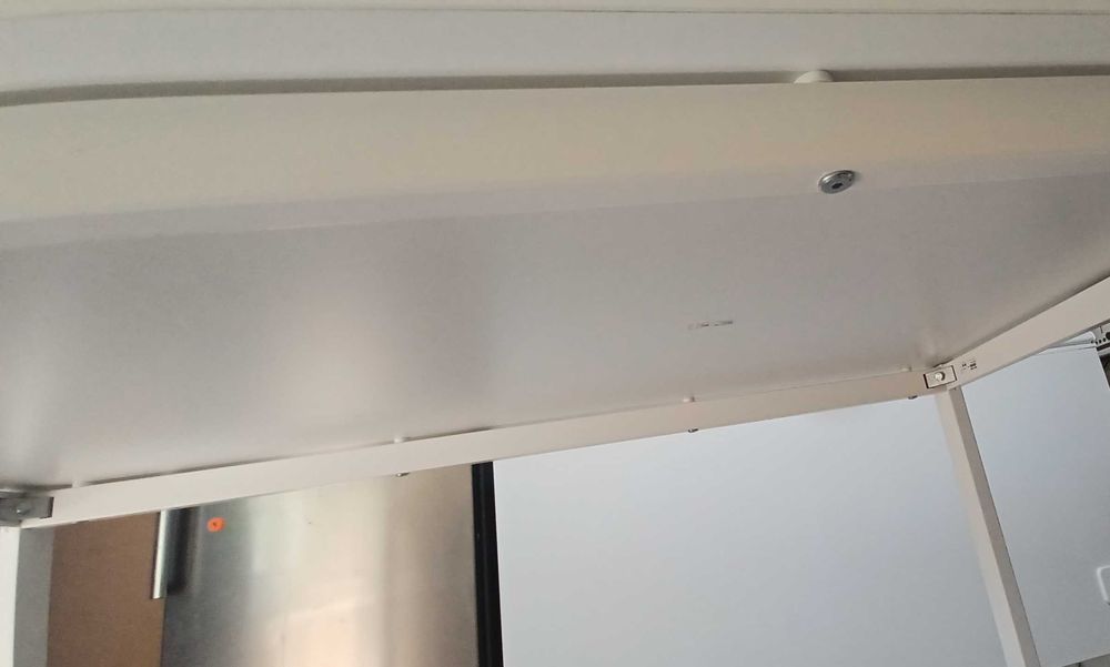 Маси с метални рамки и дървени топове