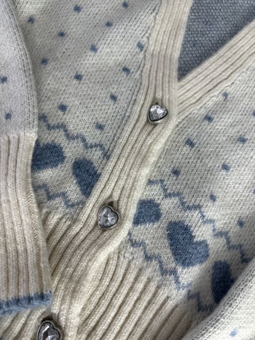 Cardigan pufos cu nasturi bijuterie