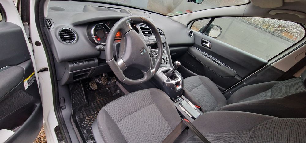 Peugeot 5008 ,an 2013,luna a12-a  motor 1,6 diesel,