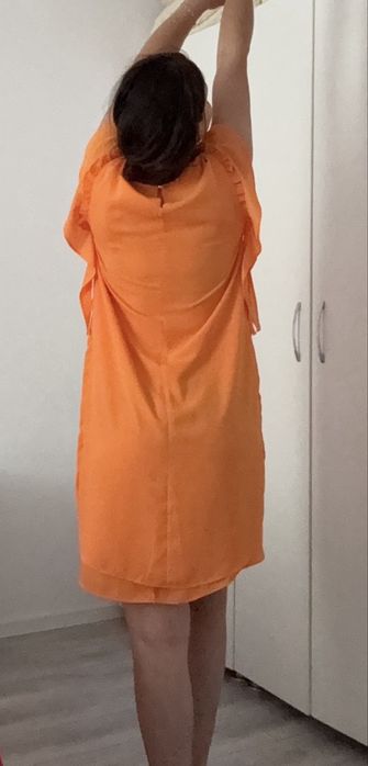 Rochie de vară portocalie cu volane la mâneci (puteți adăuga și mărimea, de exemplu: Mărimea M / 38)