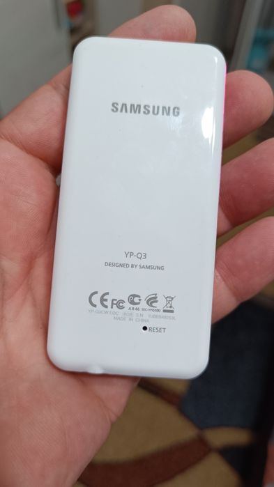 Vând carcasa cu display MP3 Samsung YP-Q3