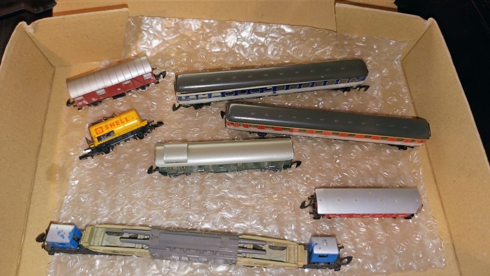 Trenulet locomotiva minitrix marklin nu  vagoane piko scara N 9mm