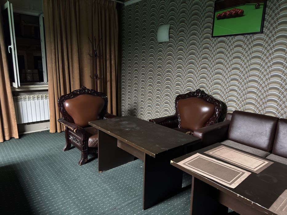 Диваны и стол кожанные