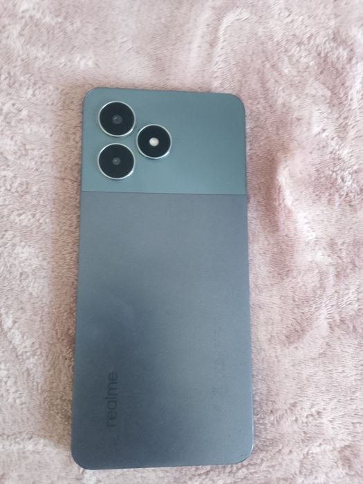 Realme Note 60 .