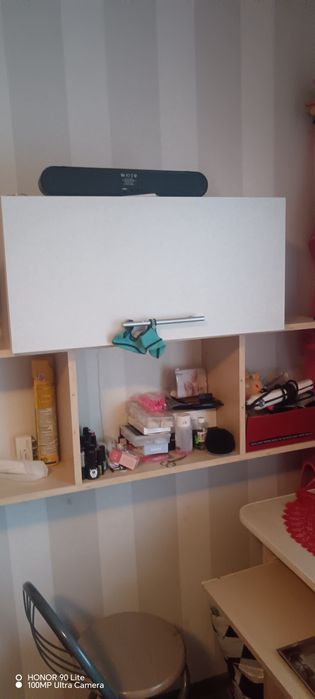 Birou cu 2 scaune și un corp suspendat