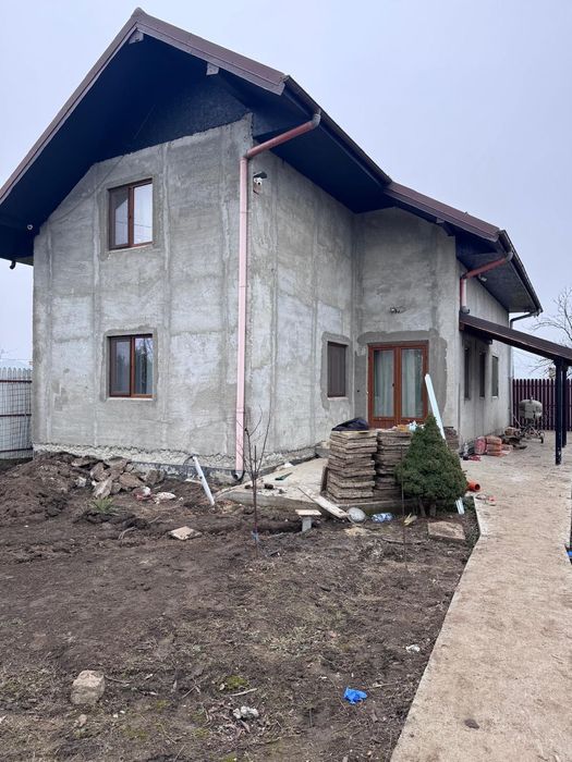 Casă spațioasă cu etaj și curte