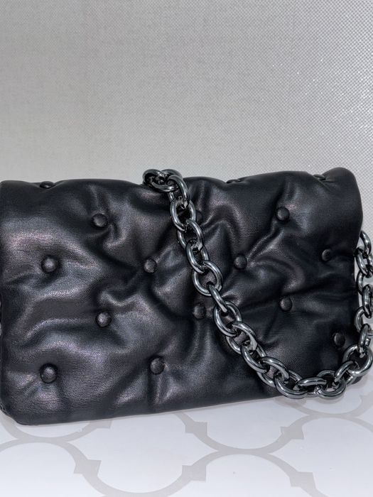 Стильная черная сумка с цепью