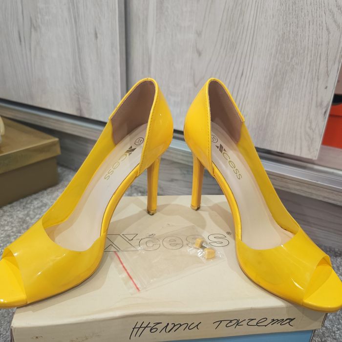 Жълти обувки на ток