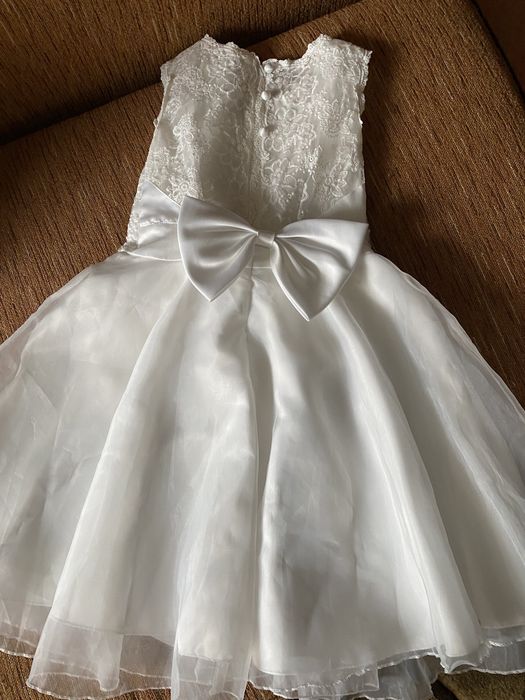 Продаю платья детские наочдные