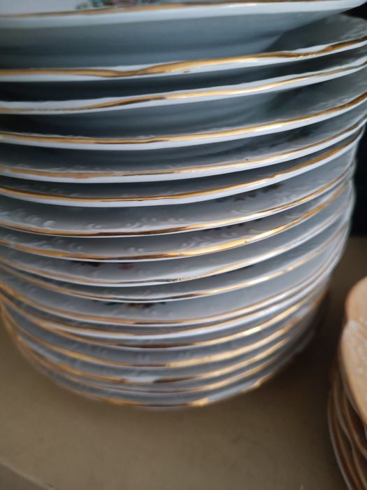 Чинии, посуда с златен кант